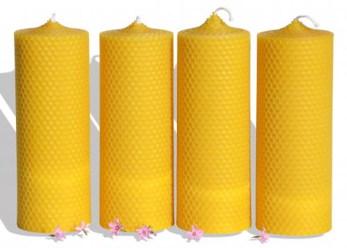 4 große Wabenkerzen aus Bienenwachs. Höhe 18 cm Durchmesser 6,5 cm.